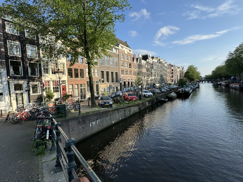 Canal corner connecting a bridge and canal